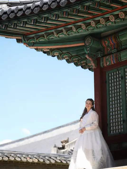 Aksen rok tulle pada hanbok yang dikenakan bikin Rebecca tampil bak bidadari [@rklopper]