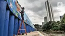 Seniman saat menyelesaikan pembuatan mural di turap Kanal Banjir Barat, Jakarta, Rabu (13/1/2021). Pembuatan mural bertemakan "Kehidupan Sungai" yang dikerjakan oleh seniman dari Komunitas Mural Depok tersebut bertujuan mempercantik lingkungan di sekitar Kali Ciliwung. (merdeka.com/Iqbal S. Nugroho)