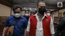 Terdakwa musisi I gede Ari Astina atau Jerinx usai mengikuti sidang tuntutan di PN Jakarta Pusat, Jakarta, Jumat (18/2/2022). Jerinx dituntut dua tahun penjara dan denda Rp50 juta subsider dua bulan kurungan atas kasus dugaan pengancaman kepada Adam Deni. (Liputan6.com/Herman Zakharia)
