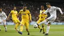 Para pemain Juventus menutup ruang tembak Cristiano Ronaldo pada leg kedua perempat final Liga Champions di Santiago Bernabeu stadium, Madrid, (11/4/2018).  Real Madrid menang agregat 4-3. (AP/Francisco Seco)