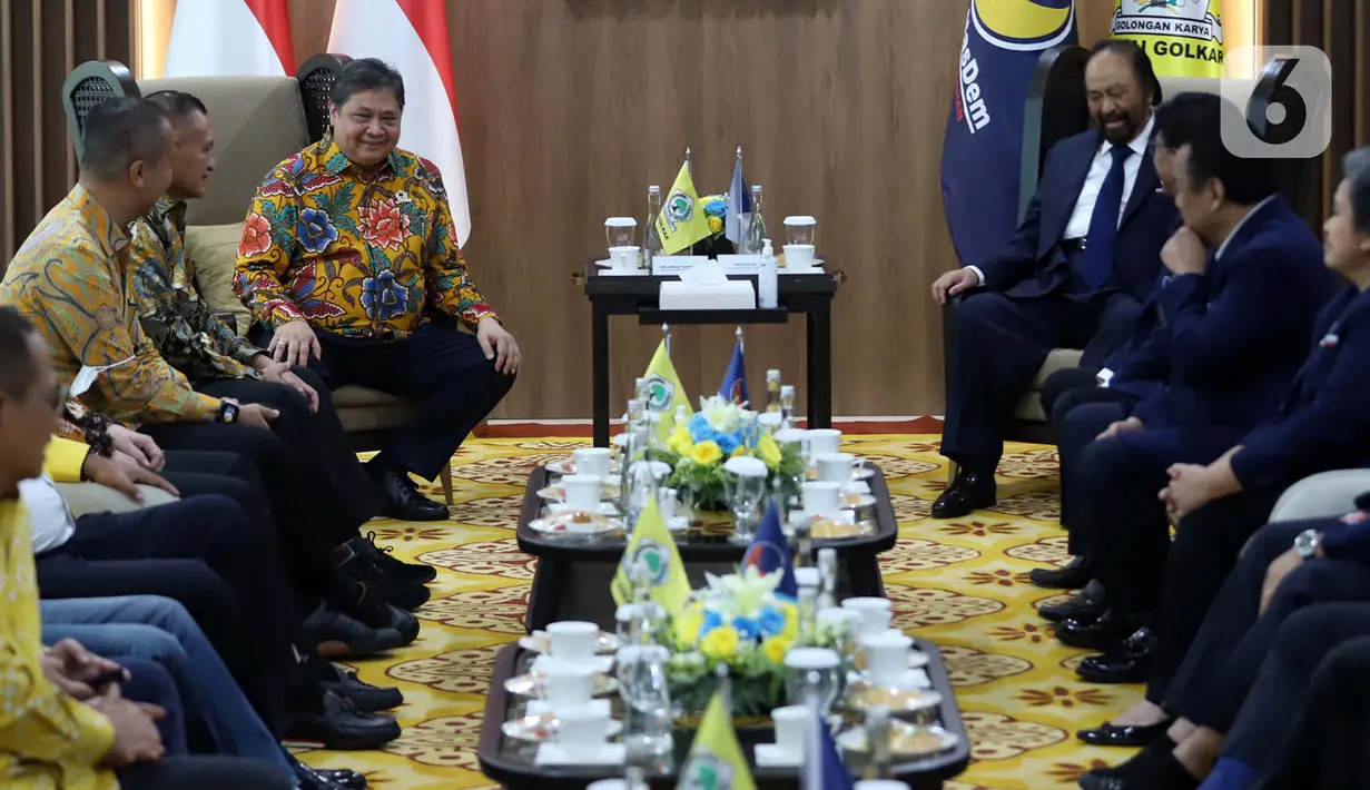Suasana pertemuan Ketua Umum Partai NasDem Surya Paloh dan Ketua Umum Partai Golkar Airlangga Hartarto di Kantor DPP Partai Golkar, Jakarta Barat, Rabu (1/2/2023). Selain itu Airlangga Hartarto pun mengungkapkan, keduanya juga bakal membahas soal kemungkinan koalisi menjelang Pemilu 2024. (Liputan6.com/Johan Tallo)
