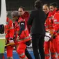 Pemain AC Milan, Davide Calabria ditandu menuju mobil ambulance setelah mengalami cedera saat melawan Chiveo pada laga Serie A di Bentegodi stadium, Verona, (25/10/2017). AC Milan menang 4-1. (Filippo Venezia/ANSA via AP)