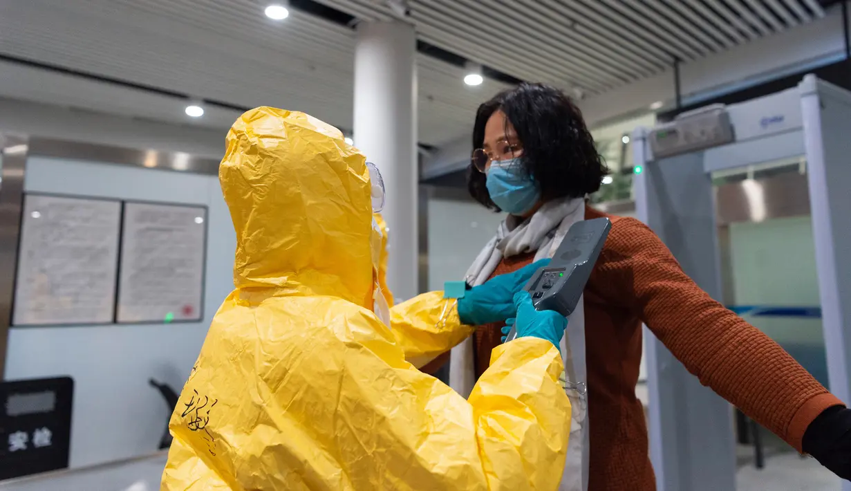 Penumpang wanita melewati pemeriksaan di Bandara Liuji di Kota Xiangyang, Provinsi Hubei, China (29/3/2020). Layanan penerbangan penumpang domestik kembali beroperasi di Hubei, wilayah yang sempat terdampak COVID-19, kecuali layanan di Bandara Internasional Tianhe Wuhan. (Xinhua/Xie Jianfei)