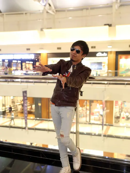 Sebagai Cecep, pemuda kampung yang mimpi kejatuhan bulan. Ia konsisten mengejar cintanya pada Dewi yang diperankan Arumi Bachsin. Gadis keturuan Keraton Kasepuhan Cirebon. (Nurwahyunan/Bintang.com)