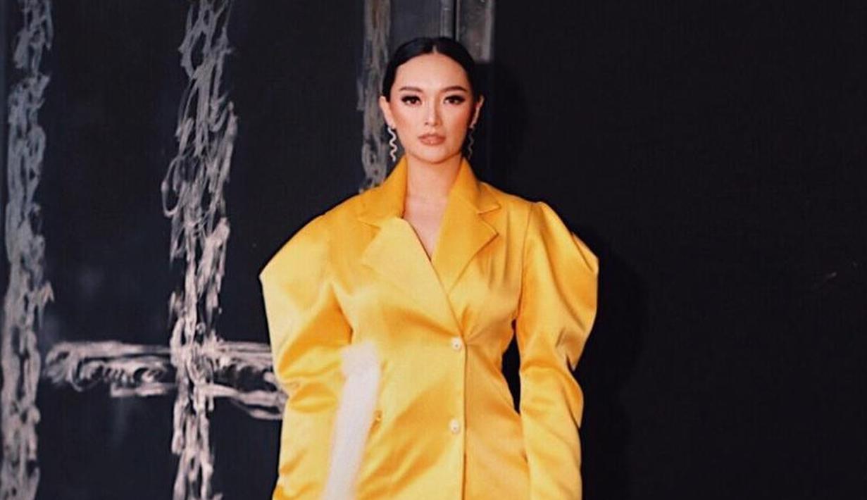 Wanita kelahiran 27 April 1990 ini tampil edgy dengan blazer oversize warna kuning. Penampilannya kian sempurna dengan makeup nude dan rambut yang dikuncir ke belakang. Sebagai penunjang penampilan, Zaskia memakai anting panjang zigzag. (Liputan6.com/IG/@zaskia_gotix)