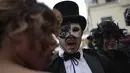 Seorang pria mengenakan topeng dan gigi palsu ikut memeriahkan pembukaan Carnival of Venice 2017, Italia (11/2). Karnaval ini diadakan setiap tahunnya, dan menjadi daya tarik wisatawan. (AFP/Marco Bertorello)