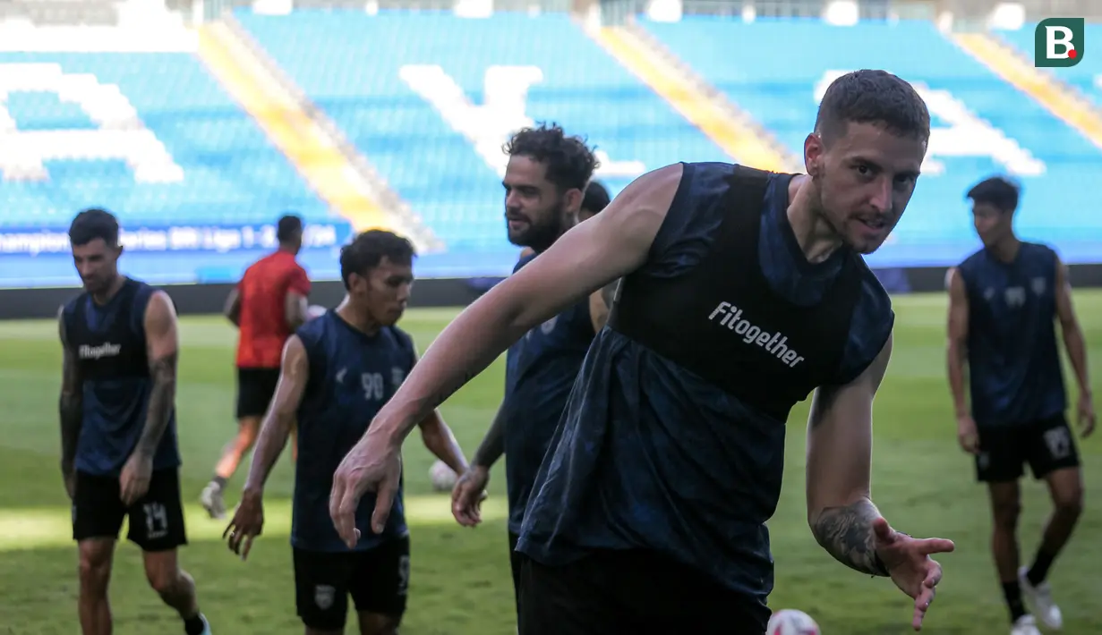 Pemain Borneo FC, Felipe Cadenazzi saat sesi official training di Stadion Batakan, Balikpapan, Sabtu (18/5/2024) jelang laga leg kedua semifinal Championship Series BRI Liga 1 2023/2024 pada Minggu, 19 Mei 2024. (Bola.com/Bagaskara Lazuardi)