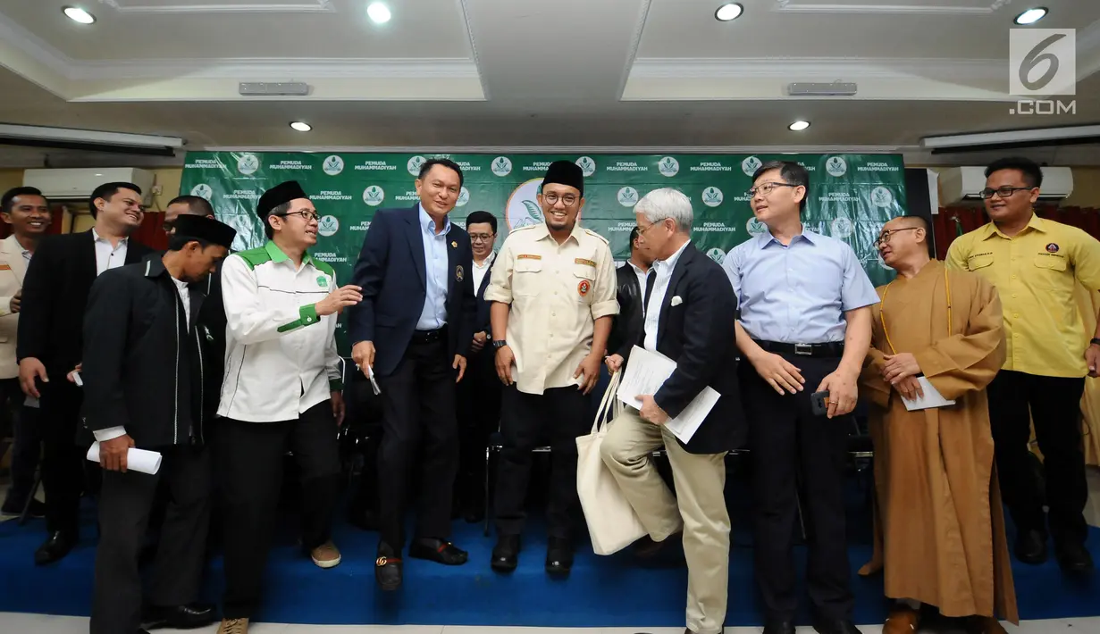 Ketum PP Pemuda Muhammadiyah, Dahnil Anzar Simanjuntak (tengah) berbincang dengan tokoh pemuda lintas agama usai memberi keterangan di Jakarta, Selasa (5/9). Mereka mengeluarkan pernyataan sikap terkait Rohingya . (Liputan6.com/Helmi Fithriansyah)