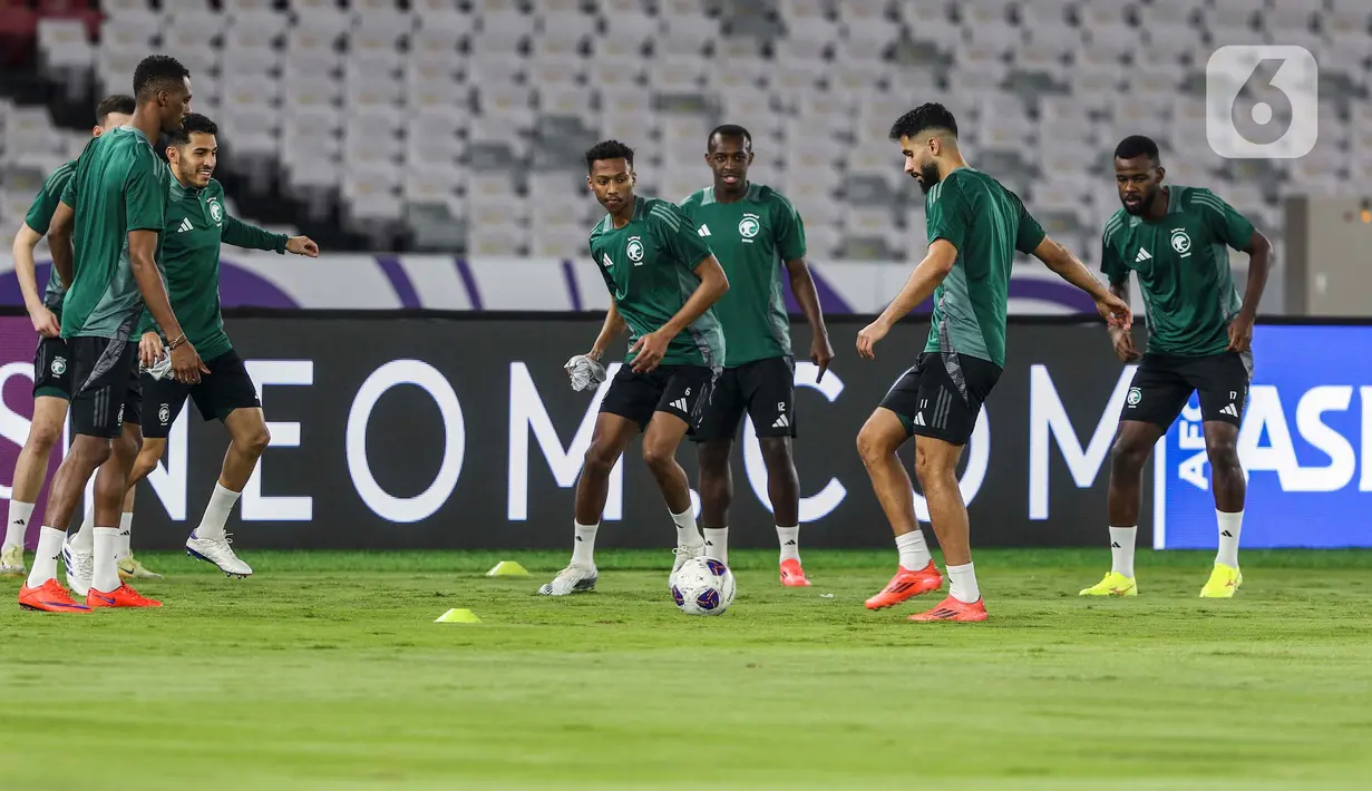Pemain timnas Arab Saudi melakukan latihan jelang laga lanjutan babak ketiga Kualifikasi Piala Dunia 2026 zona Asia Grup C di Stadion Utama Gelora Bung Karno, Senayan, Jakarta, Senin (18/11/2024). (Liputan6.com/Angga Yuniar)