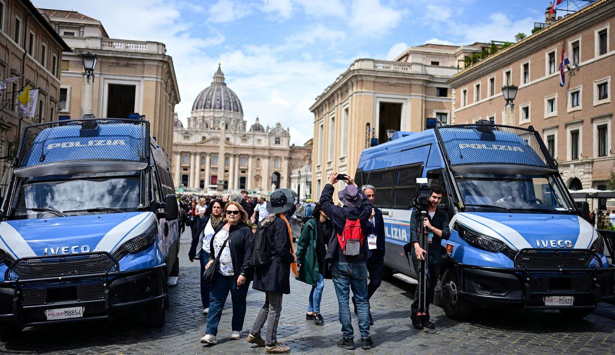 Saat ini, jenazah Paus Fransiskus masih disemayamkan di Basilika Santo Petrus selama tiga hari sebelum prosesi pemakamannya yang direncanakan akan berlangsung pada Sabtu (26/4/2025) pagi waktu setempat. (Piero CRUCIATTI/AFP)