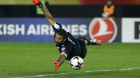 Aksi kiper timnas Italia, Gianluigi Buffon pada laga kontra Makedonia, di Nacionalna Arena Filip II Makedonski, Skopje, Senin (10/10/2016) dini hari WIB. (Reuters/Ognen Teofilovski)