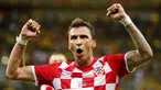 Selebrasi pemain depan Kroasia, Mario Mandzukic, saat merayakan golnya ke gawang Kamerun di Stadion Amazonia, Manaus, Brasil, (19/6/2014). (REUTERS/Siphiwe Sibeko)  