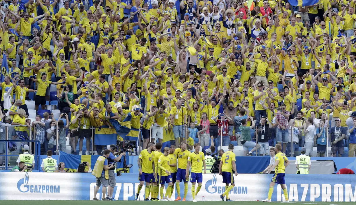 Fans Swedia ikut merayakan keberhasilan timnya mencetak gol ke gawang Korea Selatan pada laga grup E Piala Dunia 2018 di Nizhny Novgorod stadium, Nizhny Novgorod, Rusia, (18/6/2018). Swedia menang 1-0. (AP/Lee Jin-man)