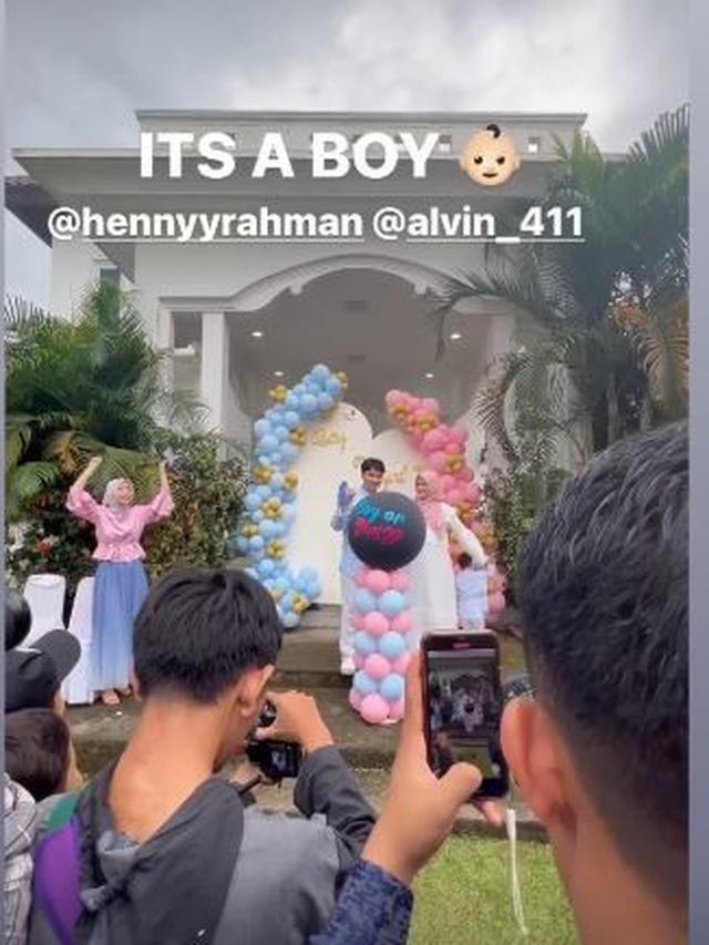 6 Potret Alvin Faiz dan Henny Rahman Gelar Gender Reveal Party, Dihadiri Artis
