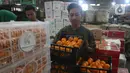 Suasana aktivitas sentra buah di Pasar Induk Kramat Jati, Jakarta, Selasa (28/1/2020). Kementerian Pertanian memperketat pintu masuk untuk impor beberapa jenis makanan, termasuk buah-buahan melalui penerapan biosecurity untuk mencegah penyebaran Virus Corona. (Liputan6.com/Herman Zakharia)