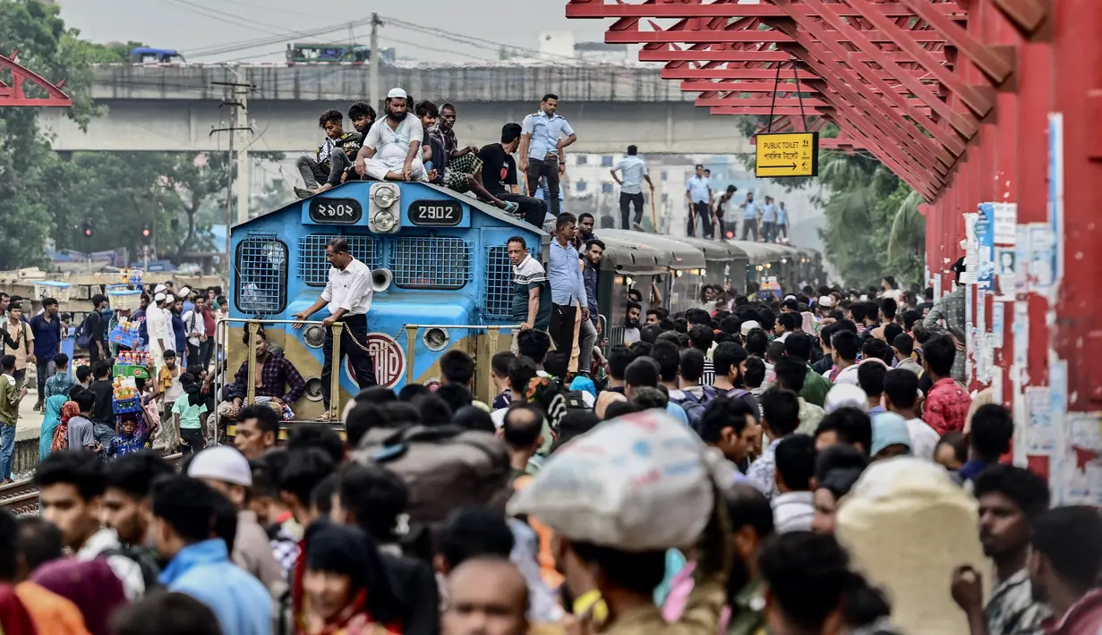 Menurut perkiraan, sekitar sepertiga dari 20 juta penduduk Dhaka meninggalkan Ibu Kota Bangladesh itu saat Idul Fitri dan Idul Adha. (MUNIR UZ ZAMAN / AFP)