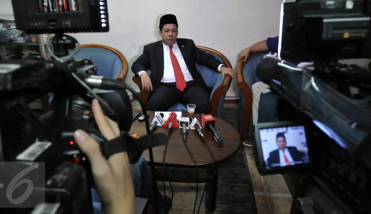 Fahri Hamzah memberikan keterangan pers di Kompleks Parlemen DPR RI, Jakarta, Senin (11/1/2016). Fahri Hamzah buka-bukaan soal aksi 'gerilya' sejumlah petinggi PKS yang mendesak agar dia mundur. (Liputan6.com/Johan Tallo)