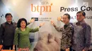 Jajaran Direksi dan Komisaris PT Bank BTPN dan PT Bank Sumitomo Mitsui Indonesia menunjuk logo baru perusahaan di Jakarta, Jumat (1/2). Sumitomo Mitsui Banking Corporation ditunjuk sebagai pembeli siaga untuk membeli saham BTPN.  (Liputan6.com/HO/Ading)