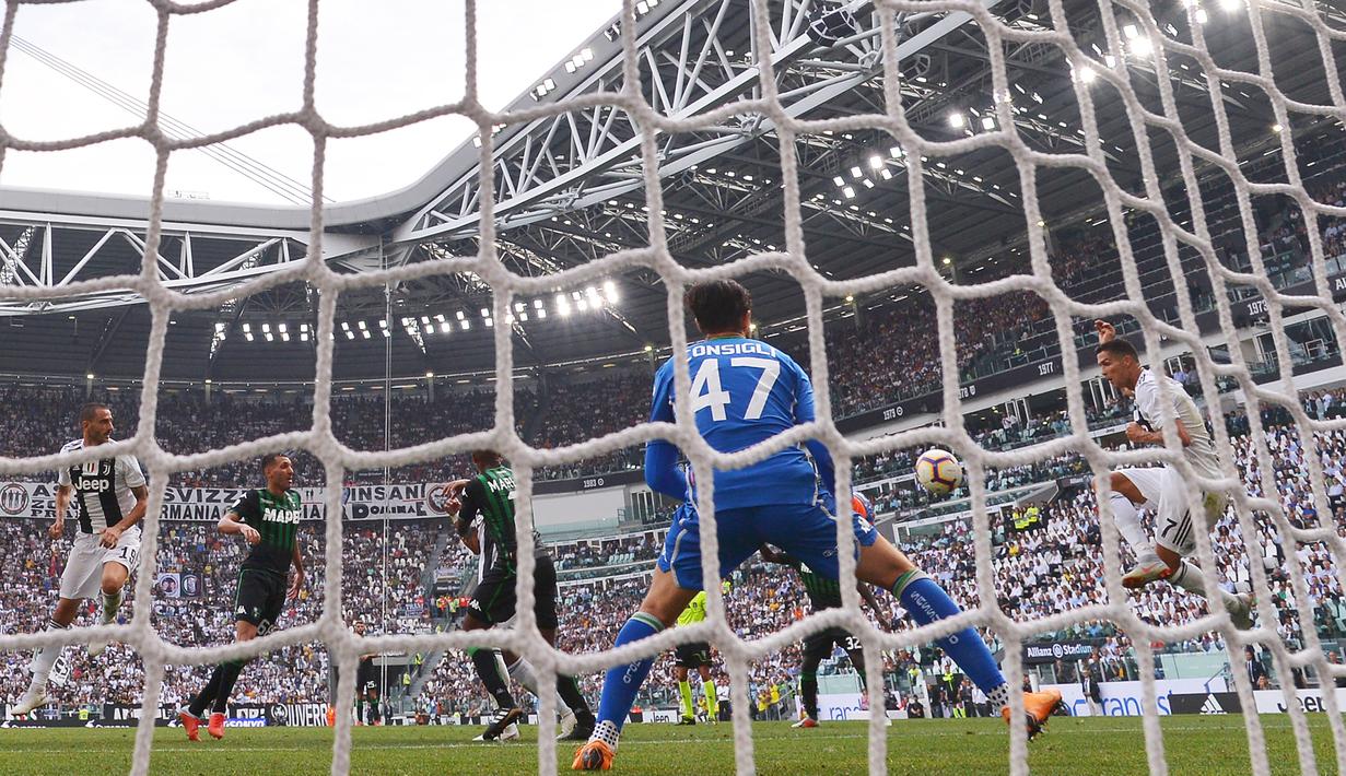 Striker Juventus, Cristiano Ronaldo, berusaha membobol gawang Sassuolo pada laga Serie A di Stadion Juventus, Turin, Minggu (16/9/2018). CR 7 cetak dua gol, Juve menang 2-0 atas Sassuolo. (AFP/Marco Bertorello)
