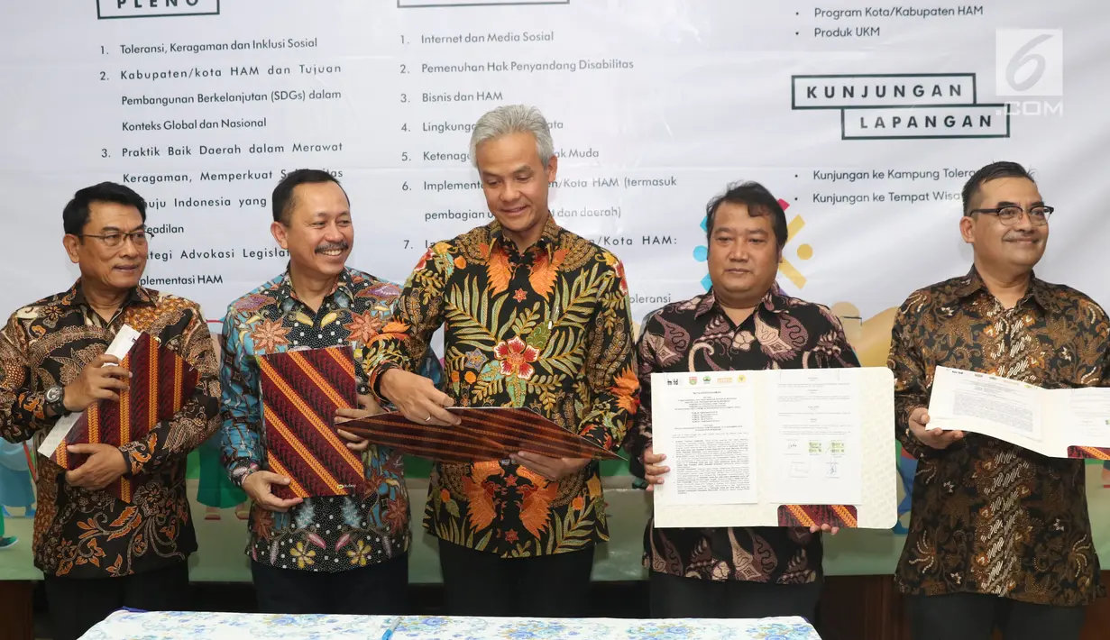 Ketua Komnas HAM Ahmad Taufan Damanik (kedua kiri) bersama empat pimpinan lembaga usai menandatangani MoU Festival HAM Indonesia di Jakarta, Rabu (3/10). Festival HAM Indonesia berlangsung di Wonosobo, 13-15 November. (Liputan6.com/Helmi Fithriansyah)
