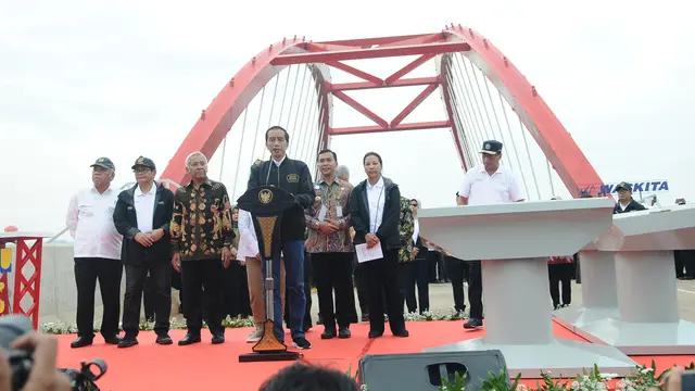 Gaya Jokowi Saat Resmikan Tiga Ruas Tol Trans Jawa