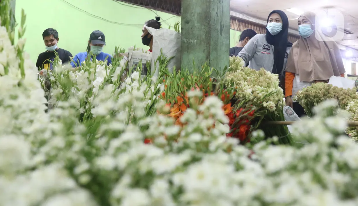 Warga memilih bunga potong untuk hiasan Lebaran di Rawa Belong, Jakarta Barat, Rabu (12/6/2021). Menyambut Hari Raya Idul Fitri 1442 H, banyak warga memburu bunga potong untuk menghias rumah. (Liputan6.com/Angga Yuniar)