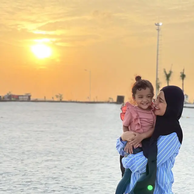 Anak Ketiganya Jalani Terapi Tiap Hari, Ini 6 Potret Shireen Sungkar Momong Shafiyyah