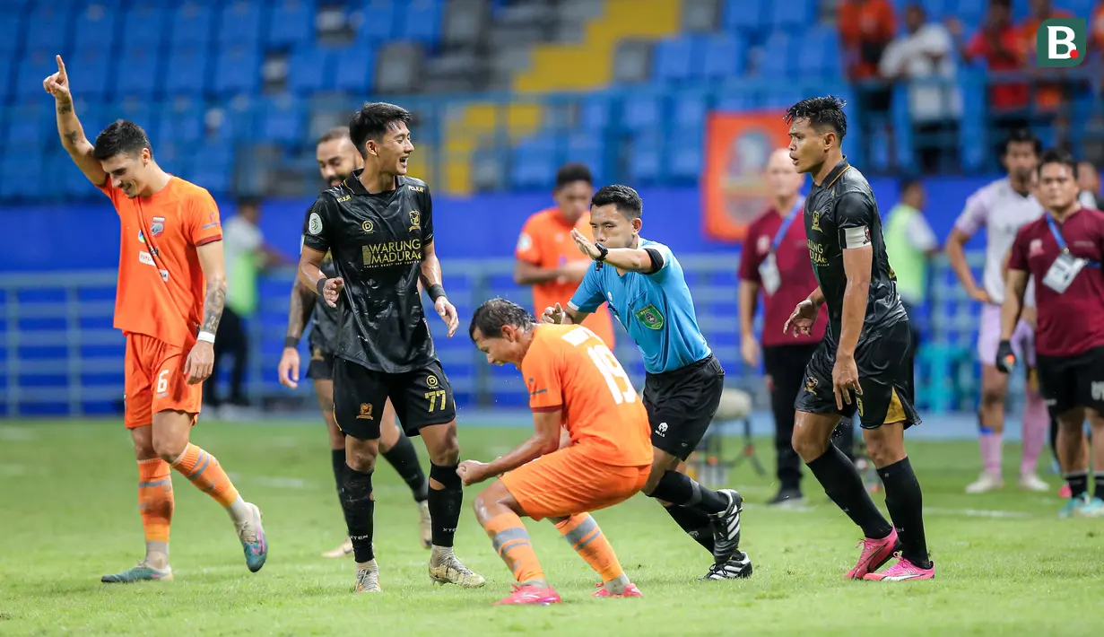 Wasit utama Naufal Adya memberikan hadiah penalti kepada Borneo FC saat pertandingan leg kedua semifinal championship series BRI Liga 1 2023/2024 melawan Madura United di Stadion Batakan, Balikpapan, Kalimantan, Minggu (19/05/2024). (Bola.com/Bagaskara Lazuardi)