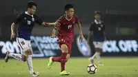 Gelandang Timnas Indonesia U-19, Feby Eka Putra, berusaha melewati pemain Kamboja U-19 pada laga persahabatan di Stadion Patriot, Bekasi, Rabu (4/10/2017). Indonesia menang 2-0 atas Kamboja. (Bola.com/Vitalis Yogi Trisna)