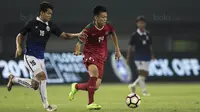Gelandang Timnas Indonesia U-19, Feby Eka Putra, berusaha melewati pemain Kamboja U-19 pada laga persahabatan di Stadion Patriot, Bekasi, Rabu (4/10/2017). Indonesia menang 2-0 atas Kamboja. (Bola.com/Vitalis Yogi Trisna)