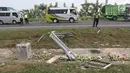Pembatas jalan tol dan buah mangga rusak dan berceceran akibat kecelakaan mobil Grand max yang terjadi di KM 152 Tol Cipali, Jawa Barat, Minggu (10/6).Kecelakaan terjadi karena mobil oleng dan menabrak pembatas jalan tol. (Liputan6.com/Arya Manggala)