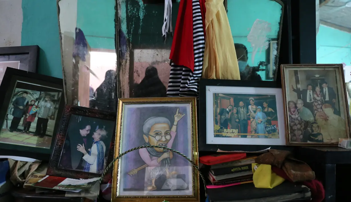 Kehidupan Laila Sari jauh dari glamour seperti artis kebanyakan. Ia tinggal di gang sempit dan serba kecukupan. Bahkan, saat tidak ada job, nenek yang mengawali kariernya film Dinamika (1955) itu pinjam warung atau keponakan. (Adrian Putra/Bintang.com)