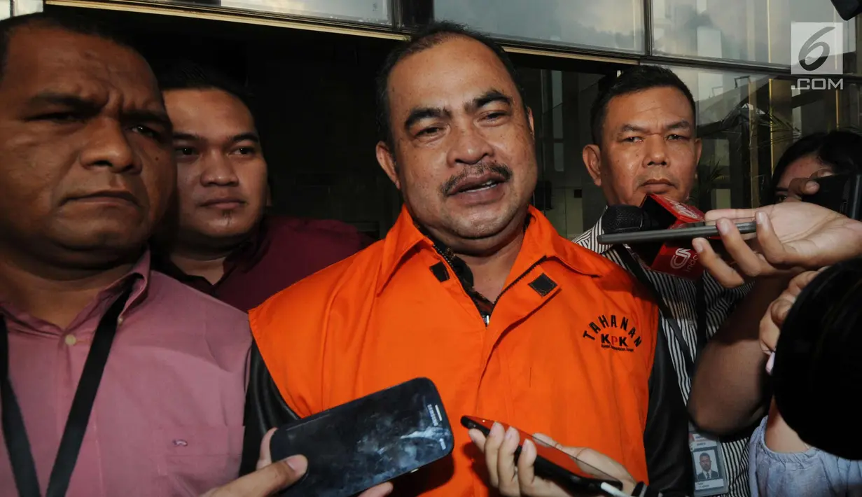 Wakil Ketua DPRD Kota Malang, Bambang Sumarto memberi keterangan usai menjalani pemeriksaan di gedung KPK, Jakarta, Kamis (29/3). Bambang ditahan terkait dugaan suap APBD-P Pemerintah Kota Malang Tahun Anggaran (TA) 2015. (Merdeka.com/Dwi Narwoko)