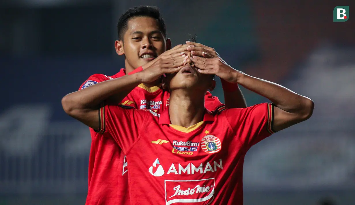 Gelandang Persija Jakarta, Alfriyanto Nico (depan) melakukan selebrasi usai mencetak gol kedua timnya ke gawang Persela Lamongan dalam laga pekan ke-4 BRI Liga 1 2021/2022 di Stadion Pakansari, Bogor, Jumat (24/09/2021). Persija menang 2-1. (Bola.com/Bagaskara Lazuardi)