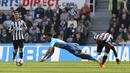 Pemain Arsenal, Joe Willock (kiri) jatuh saat berebut bola dengan pemain Newcastle United,  Mohamed Diame pada lanjutan Premier League di St James' Park, Newcastle, (15/4/2018). Newcastle menang 2-1. (Owen Humphreys/PA via AP)