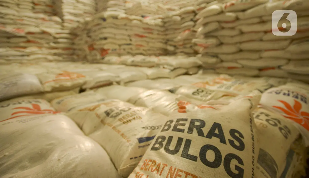 Karung Beras Bulog terlihat di Gudang Bulog kawasan Kelapa Gading, Jakarta, Kamis (27/2/2020). Jelang Ramadan dan Idul Fitri 2020 Perusahaan Umum Badan Urusan Logistik atau Perum Bulog siap mengamankan pasokan beras di seluruh wilayah Indonesia mencapai 1,7 juta ton. (merdeka.com/Imam Buhori)