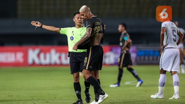 Foto: Momen Jersey Rombeng Crislan Henrique saat Laga Bhayangkara FC Vs Persib Bandung di BRI Liga 1 2023/2024