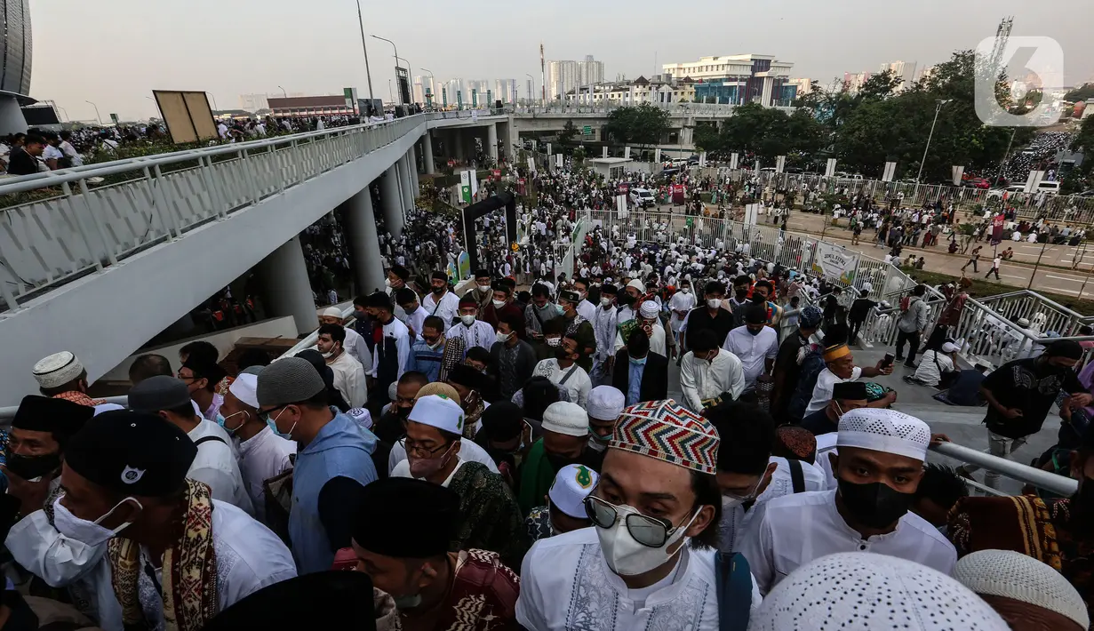 <p>Ribuan umat Islam bersiap melaksanakan sholat Id 1 Syawal 1443 Hijriah hingga memenuhi Stadion Jakarta Internasional Stadium, Senin (2/5/2022). Pemerintah Indonesia menetapkan Hari Raya Idul Fitri 1443 Hijriah jatuh pada tanggal 2 Mei 2022. (Liputan6.com/Johan Tallo)</p>