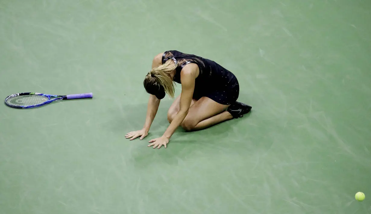 Selebrasi Maria Sharapova usai menang atas Simona Halep pada turnamen AS Terbuka 2017 di Stadion Arthur Ashe, New York (28/8/2017). Sharapova menang 6-4,4-6,6-3. (AP/Julio Cortez)