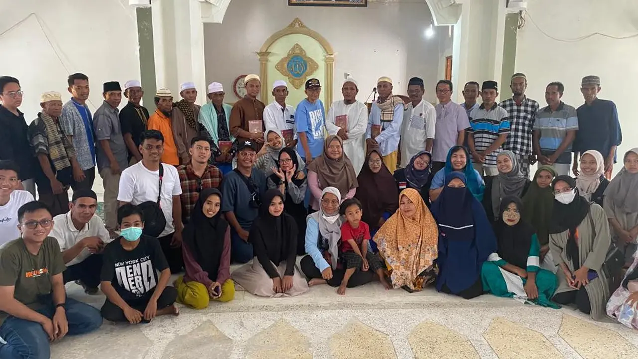 Sejumlah warga muslim di Pulau Mesa, Labuan Bajo, Nusa Tenggara Timur (NTT) menyambut kedatangan tim Dombet Dhuafa yang akan membagikan hewan kurban kepada warga. (Liputan6.com/Ady Anugrahadi)