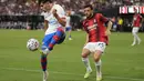 AC Milan harus mengakui keunggulan Barcelona dengan skor 0-1. (AP Photo/John Locher)