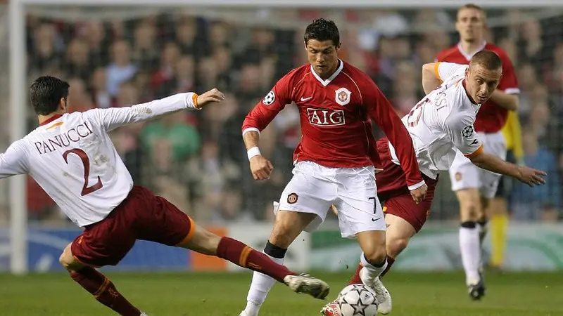 Cristiano Ronaldo punya andil besar saat Manchester United mengalahkan AS Roma 7-1 pada leg kedua perempat final Liga Champions di Old Trafford, 10 April 2007. 