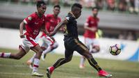 Gelandang Borneo FC, Terens Puhiri, berusaha membobol gawang Persija pada laga Liga 1 di Stadion Patriot Bekasi, Jawa Barat, Minggu (16/7/2017). Persija menang 1-0 atas Borneo FC. (Bola.com/Vitalis Yogi Trisna)