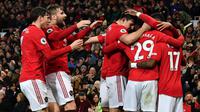 Para pemain Manchester United merayakan gol yang dicetak Marcus Rashford ke gawang Newcastle pada laga Premier League di Stadion Old Trafford, Manchester, Rabu (26/12). MU menang 4-1 atas Newcastle. (AFP/Paul Ellis)