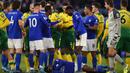Striker Leicester, Kelechi Iheanacho, terjatuh sata melawan Norwich pada laga Premier League di Stadion King Power, Leicester, Sabtu (14/12). Kedua klub bermain imbang 1-1. (AFP/Oli Scarff)
