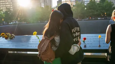 Orang-orang berkumpul di National September 11 Memorial & Museum untuk memperingati 23 tahun serangan teror 9/11 pada tanggal 11 September 2024 di New York City. (Spencer Platt/Getty Images North America/Getty Images via AFP)