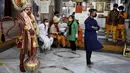 Seorang pria berpakaian seperti Dewa Hanuman berdiri di sebuah kuil di New Delhi, India, Senin (8/6/2020). India kembali membuka tempat ibadah, pusat perbelanjaan, dan restoran setelah tiga bulan lockdown karena pandemi virus corona COVID-19. (AP Photo/Manish Swarup)