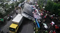 Hujan deras disertai angin kencang sore tadi membuat papan reklame di depan Wisma BCA, Slipi, Jakarta Barat ambruk. 