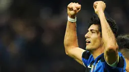 Inter Milan's Argentinian forward Julio Ricardo Cruz celebrates after scoring against Udinese during their Italian Serie A football match on November 9, 2008 at San Siro Stadium in Milan. Inter defeated Udinese 1-0. AFP PHOTO / GIUSEPPE CACACE 