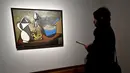Seorang pengunjung melihat lukisan Jug, Candle and Enamel Pan (1945) karya pelukis Spanyol Pablo Picasso (1881-1973) saat pameran 'Spanish Still Life' di Pusat Seni Rupa BOZAR, Brussels, Belgia, Jumat (22/2). (AFP PHOTO/JOHN THYS)
